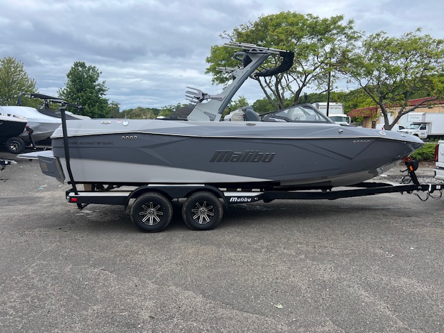 2025 Malibu 23 LSV Icon